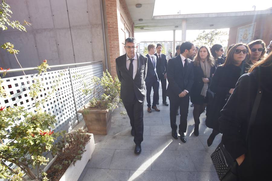Familiares y amigos del expresidente del mejor Valencia de la historia asisten a su funeral en la parroquia José María Escrivá. 