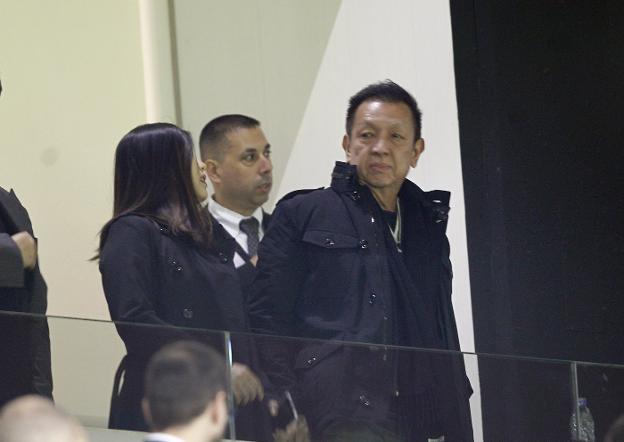 Peter Lim, ayer en su palco privado de Mestalla junto a su pareja, Cherie. 