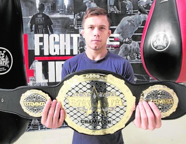 Dani Barez posa con el cinturón de campeón mundial de Bamma en peso mosca en el gimnasio Training Unit de Alboraya. 