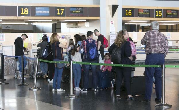 Imagen principal - Pasajeros en el aeropuerto de Manises.