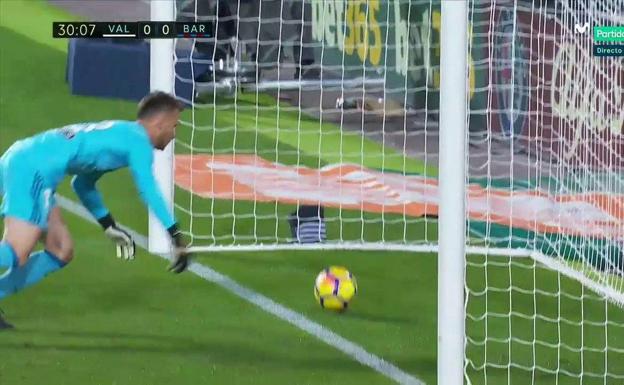 El remate de Messi pasó la línea de gol de la portería de Neto. 