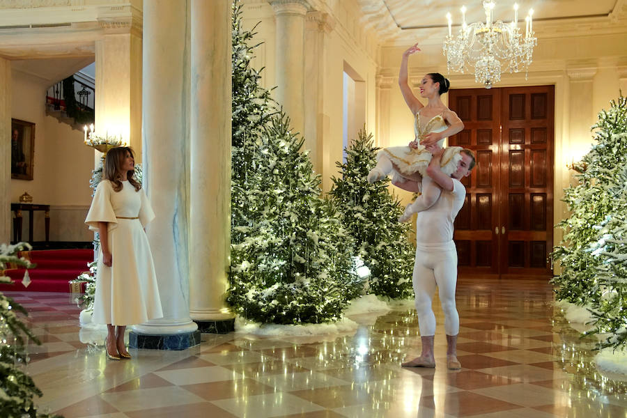 La primera decoración navideña de la familia del presidente Donald Trump en la Casa Blanca se presentó este lunes y lleva el sello personal de la primera dama, Melania. No faltaron críticas a lo excesivo del montaje.