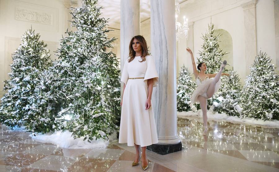 La primera decoración navideña de la familia del presidente Donald Trump en la Casa Blanca se presentó este lunes y lleva el sello personal de la primera dama, Melania. No faltaron críticas a lo excesivo del montaje.