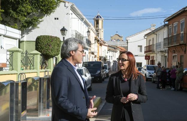 Maria Josep Amigó y el alcalde de Palmera, Àlvar Català. 