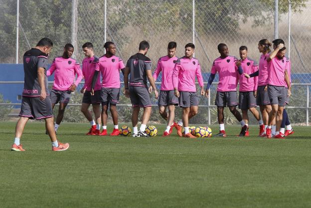  Los jugadores del Levante, durante el entrenamiento en la ciudad deportiva de Buñol. 