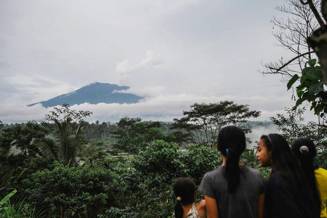 Al menos 135.000 personas han sido evacuadas en los últimos días ante el aumento de la actividad sísmica del volcán Agung en la turística Bali. Más de mil personas murieron en la última erupción, en 1963. Indonesia cuenta con unos 130 volcanes activos, más que ningún otro país. 