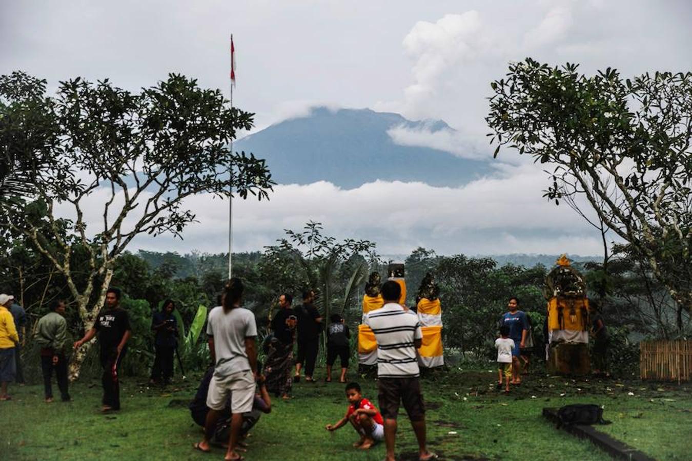 Al menos 135.000 personas han sido evacuadas en los últimos días ante el aumento de la actividad sísmica del volcán Agung en la turística Bali. Más de mil personas murieron en la última erupción, en 1963. Indonesia cuenta con unos 130 volcanes activos, más que ningún otro país. 