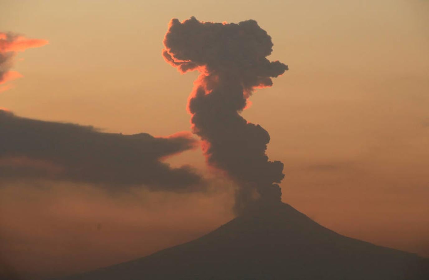 Al menos 135.000 personas han sido evacuadas en los últimos días ante el aumento de la actividad sísmica del volcán Agung en la turística Bali. Más de mil personas murieron en la última erupción, en 1963. Indonesia cuenta con unos 130 volcanes activos, más que ningún otro país. 