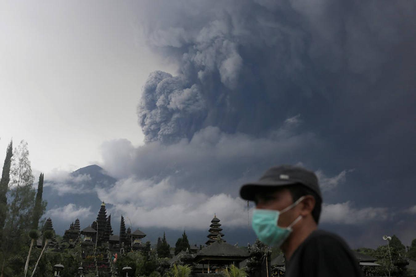 Al menos 135.000 personas han sido evacuadas en los últimos días ante el aumento de la actividad sísmica del volcán Agung en la turística Bali. Más de mil personas murieron en la última erupción, en 1963. Indonesia cuenta con unos 130 volcanes activos, más que ningún otro país. 