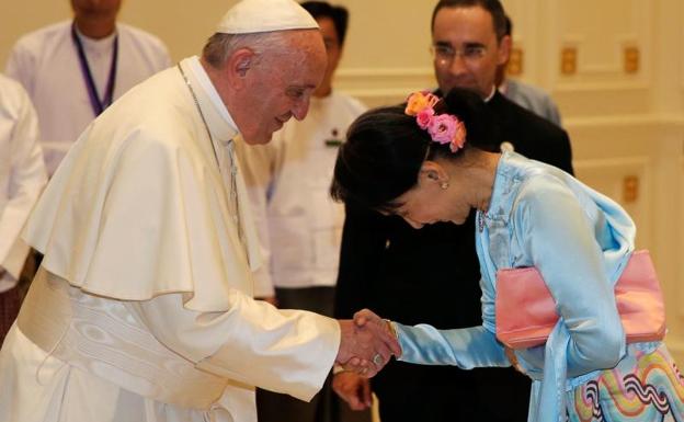El Papa y Aung San Suu Kyi se saludan.