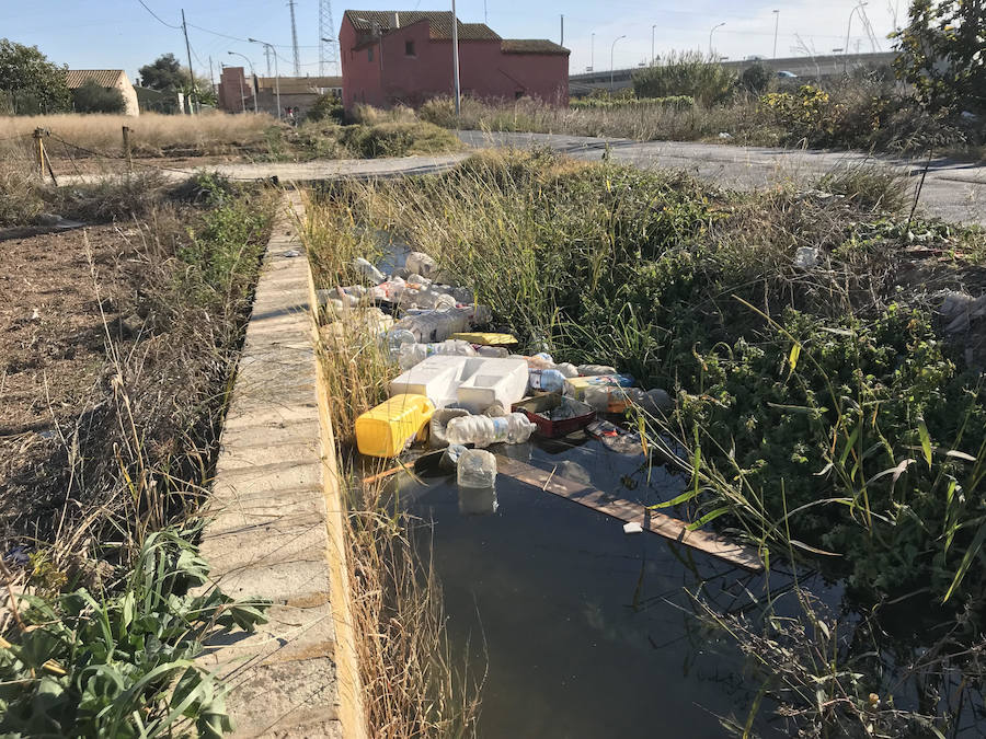 Los residuos son visibles para los visitantes que acceden a Valencia en tren y contaminan el sistema de acequias de los campos de cultivo