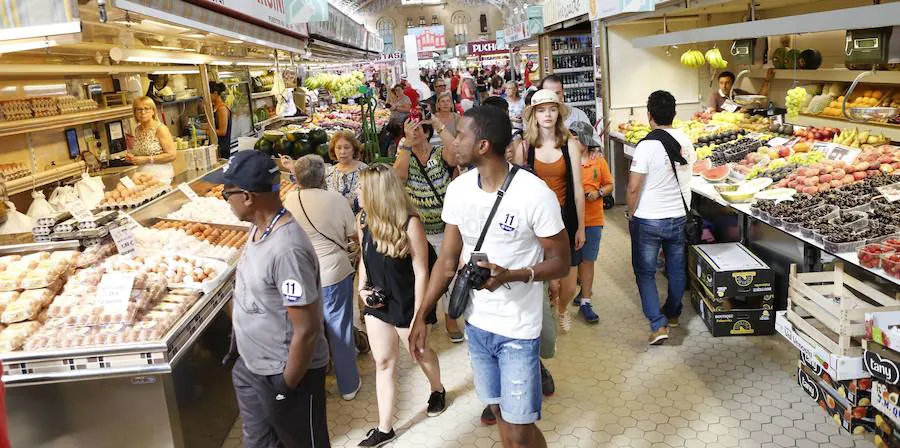 El Mercado Central es un importante foco de atracción de turistas. La convivencia con comerciantes y clientes habituales no es siempre fácil.