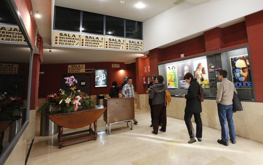 ARAGÓ CINEMA. El 30 de noviembre vuelve a bajar la persiana Aragó Cinemas. Los Aragó Cinema reabrieron en noviembre de 2015. Una cooperativa asumía la loable labor de recuperar un espacio de cine que había estado cerrado nueve años. La viabilidad del negocio no ha dado para más, confirman.