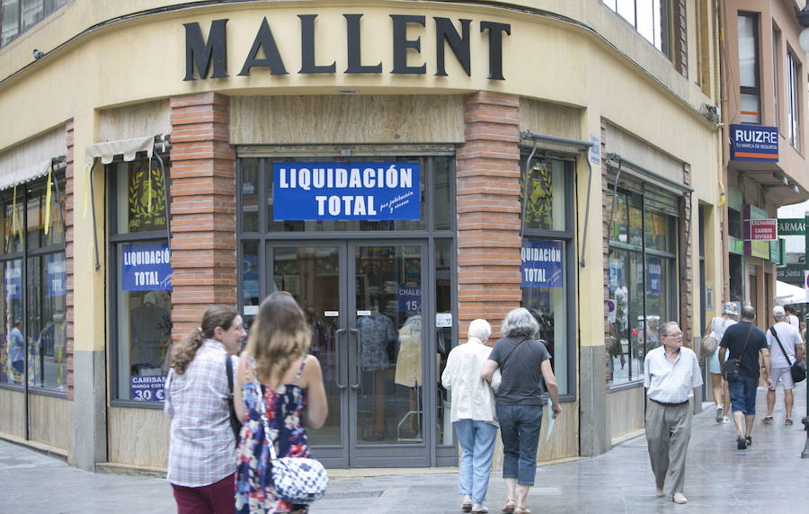 SASTRERÍA MALLENT. La sastrería Mallent -trajes a medida, casa fundada en 1942, como indica el cartel- es el negocio más antiguo de María Cristina y unos carteles azules, en junio, anunciban implacables como un versículo del Apocalipsis: «Liquidación total».