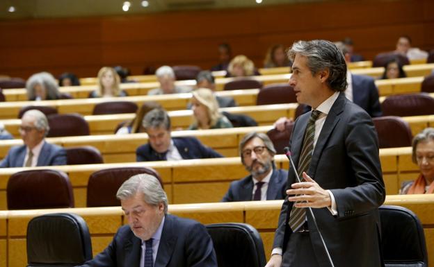 El ministro de Fomento, Iñigo de la Serna, durante la sesión de control al Gobierno en el Senado ayer. 