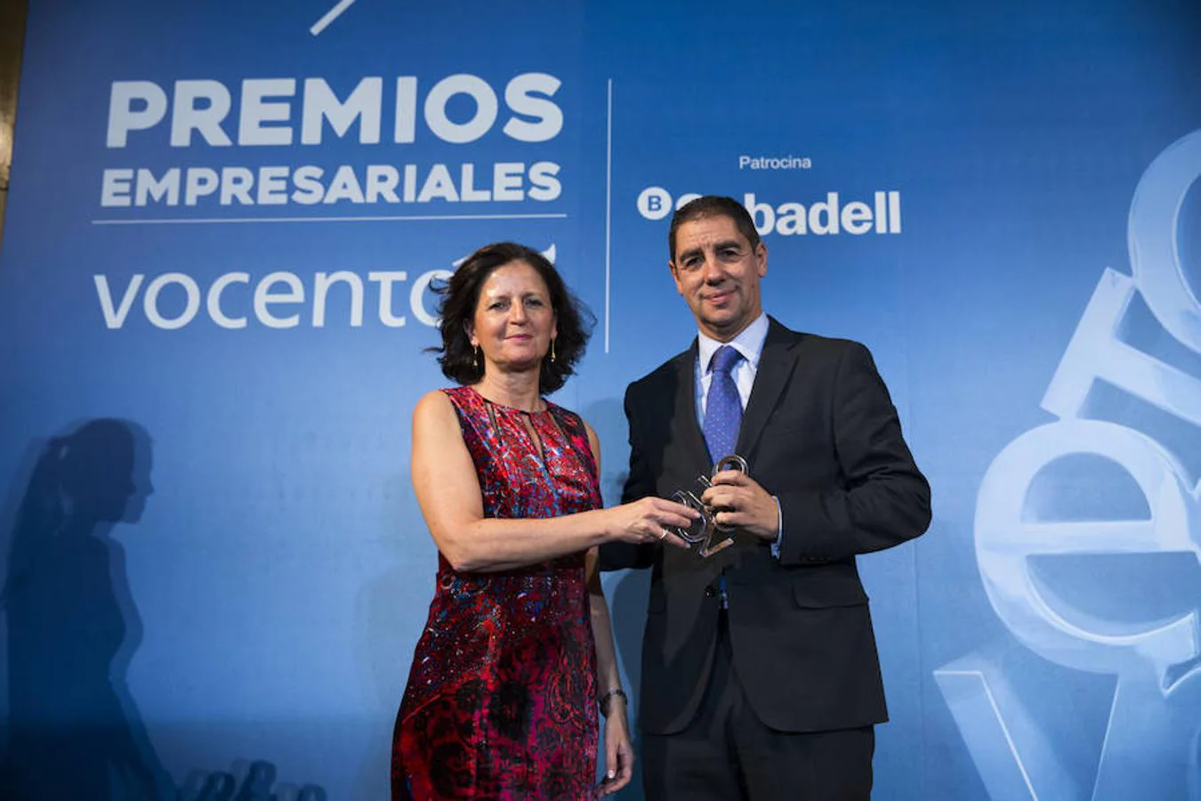 Juan Emilio Maíllo Belda (Telefónica) recibe el Premio Empresarial Vocento a los resultados.