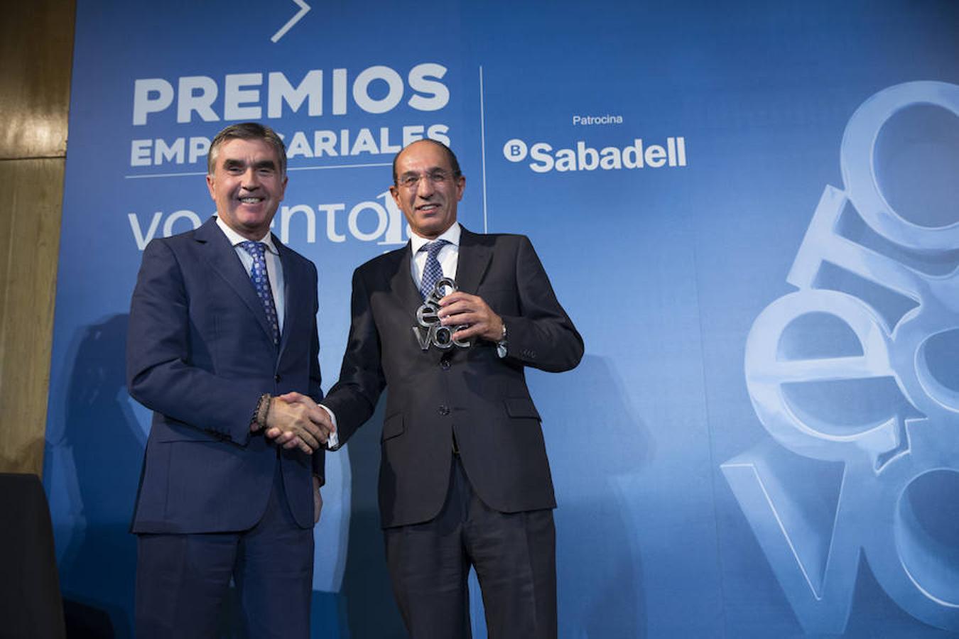 José Luis González-Besada, de El Corte Inglés, recibe el galardón por «mantenerse firmes en sus principios» de responsabilidad social corporativa.