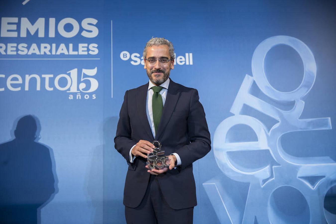 José Antonio León (Grupo PSA), con el premio por la «transparencia» en la comunicación.