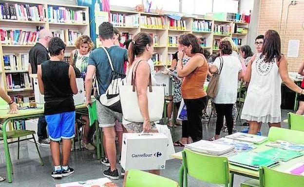 Reparto de libros en un instituto alicantino.