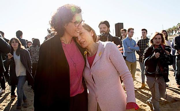 Marta Rovira junto a Carme Forcadell.