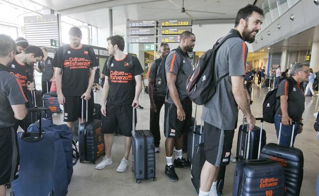 Salida del Valencia Basket en el aeropuerto de Manises.