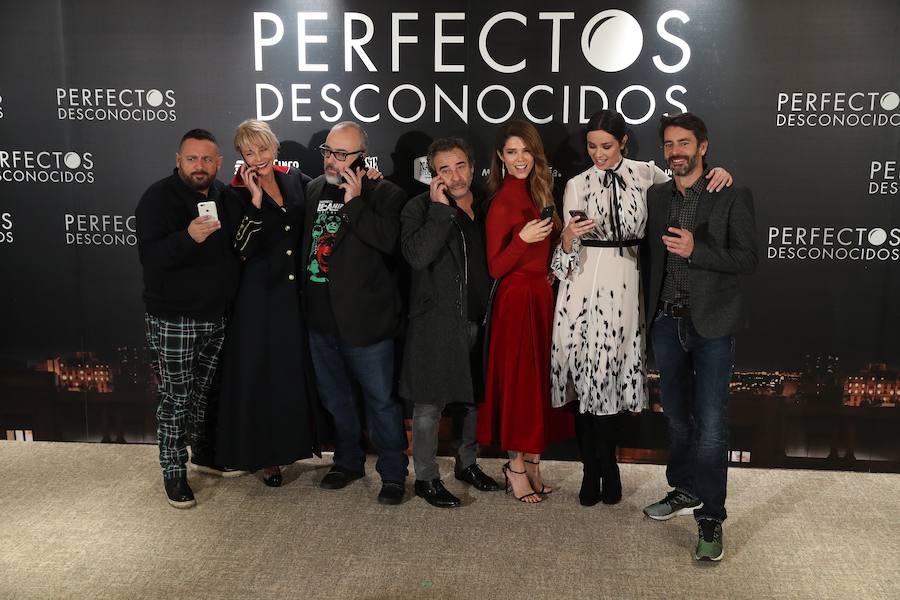 Alex de la Iglesia estrena 'Perfectos Desconocidos', una comedia coral que llega a los cines el 1 de diciembre. La película cuenta con un gran reparto: Ernesto Alterio, Juana Acosta, Eduard Fernández, Dafne Fernández, Eduardo Noriega, Belén Rueda y Pepón Nieto.