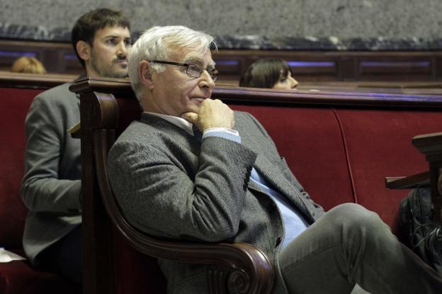 El alcalde Joan Ribó, en el transcurso de un pleno en el Ayuntamiento. 