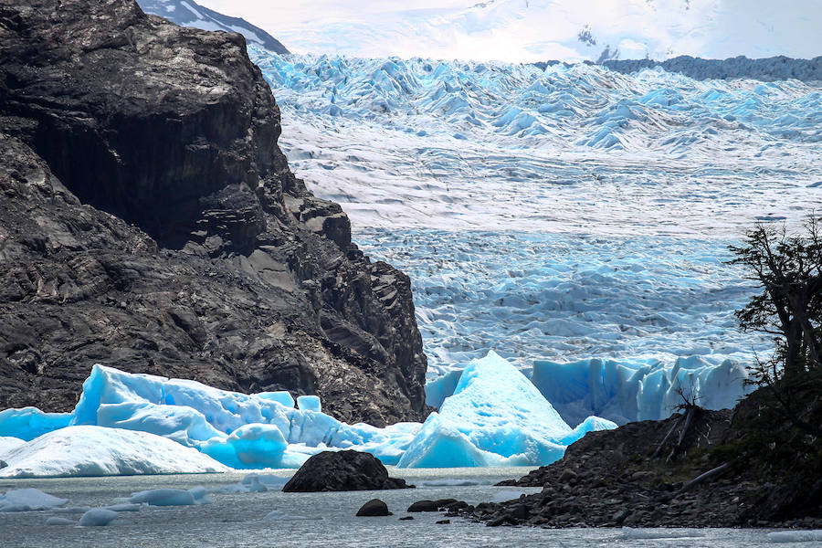 El glaciar Grey en Chile, que acaba en el lago del mismo nombre, es uno de los espectáculos naturales más impresionantes del parque Torres del Paine. La masa de hielo de 244 kilómetros cuadrados, que se presenta ante el visitante como una sinfonía de colores que se modifica a cada momento, ha ido retrocediendo de forma continua desde 1945 y es uno de los glaciares chilenos que más superficie ha perdido en los últimos años.