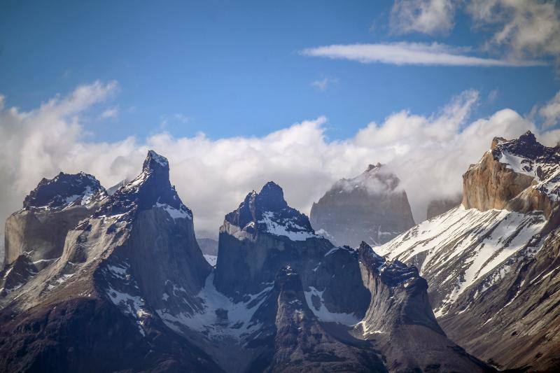 El glaciar Grey en Chile, que acaba en el lago del mismo nombre, es uno de los espectáculos naturales más impresionantes del parque Torres del Paine. La masa de hielo de 244 kilómetros cuadrados, que se presenta ante el visitante como una sinfonía de colores que se modifica a cada momento, ha ido retrocediendo de forma continua desde 1945 y es uno de los glaciares chilenos que más superficie ha perdido en los últimos años.