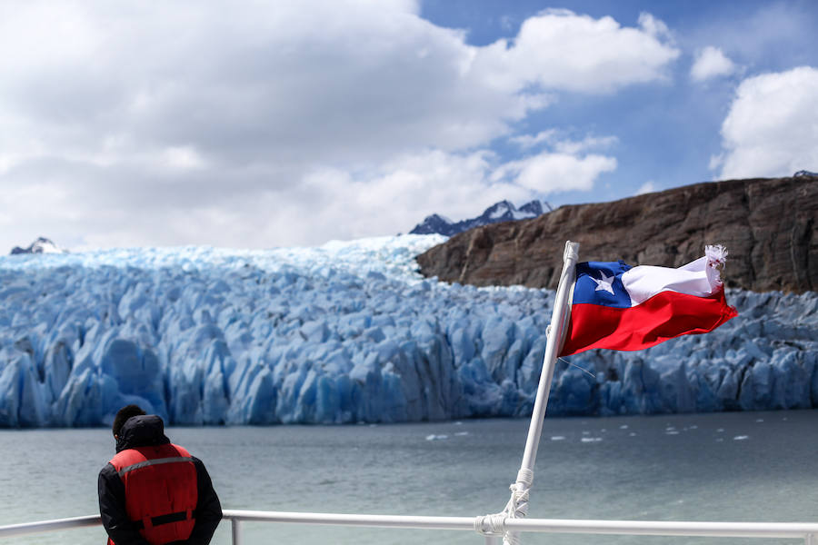 El glaciar Grey en Chile, que acaba en el lago del mismo nombre, es uno de los espectáculos naturales más impresionantes del parque Torres del Paine. La masa de hielo de 244 kilómetros cuadrados, que se presenta ante el visitante como una sinfonía de colores que se modifica a cada momento, ha ido retrocediendo de forma continua desde 1945 y es uno de los glaciares chilenos que más superficie ha perdido en los últimos años.
