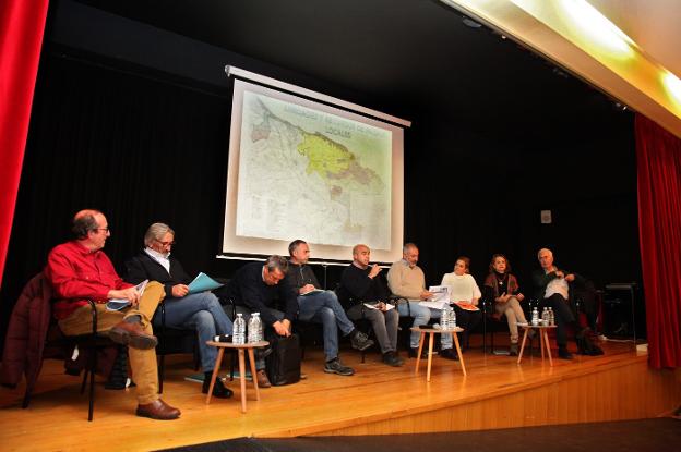 Los participantes en la mesa de debate sobre paisaje y movilidad del PGE de Dénia celebrado en la Casa de Cultura. 
