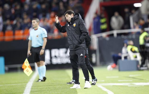 Marcelino, durante el encuentro de ayer en Mestalla. 