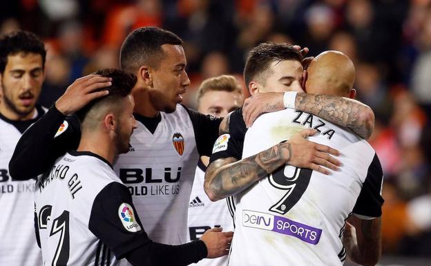 Los jugadores del Valencia celebran el gol de Santi Mina.