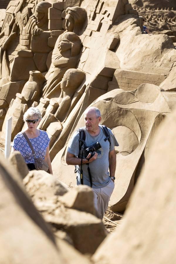 Turistas y vecinos acuden a visitar este original nacimiento en la playa de Las Palmas de Gran Canaria