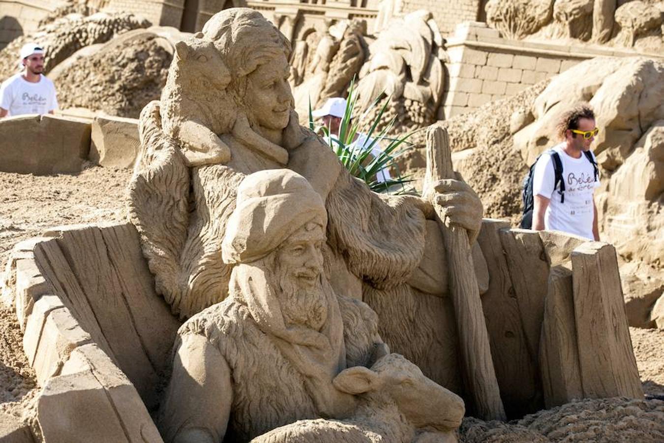 Turistas y vecinos acuden a visitar este original nacimiento en la playa de Las Palmas de Gran Canaria