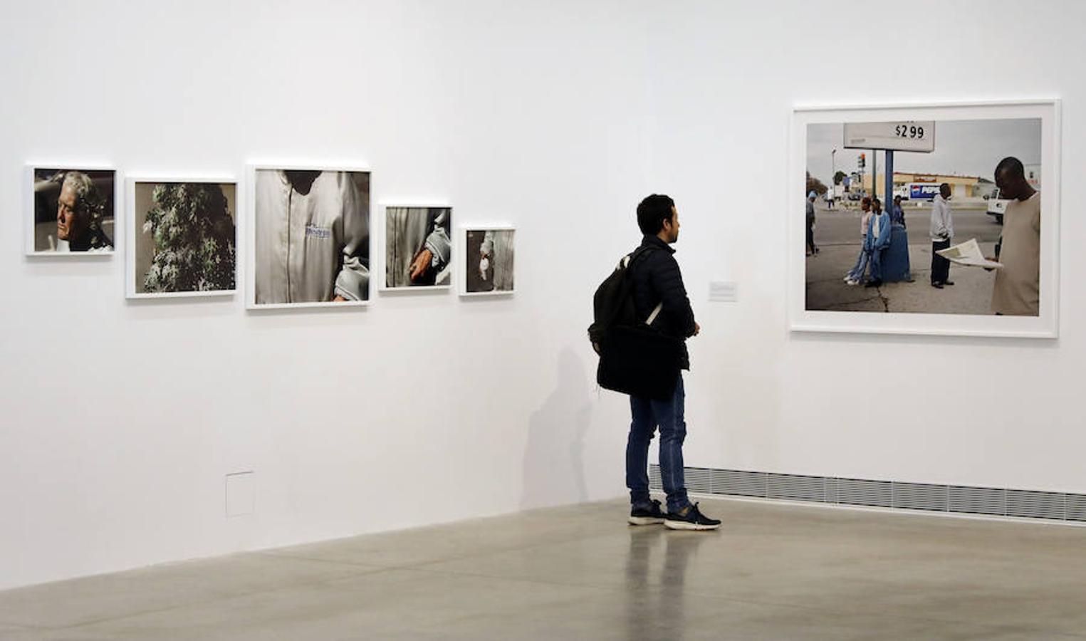 Un hombre recorre la exposición del fotógrafo británico afincado en Nueva York, Paul Graham, 'La blancura de la ballena' que reúne sus obras sobre desigualdad racial y social, y la vida cotidiana. La exposición se ha inaugurado hoy en Bombas Gens Centre d'Art.