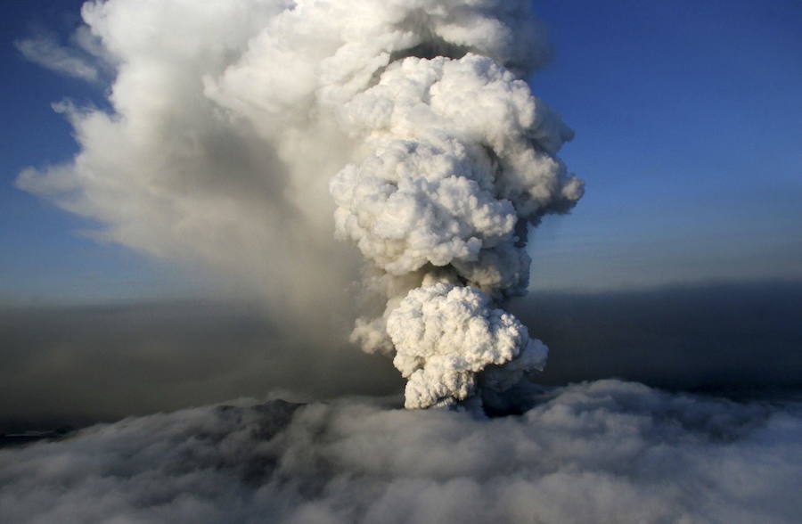 EYJAFJALLAJÖKULL. Durante el verano de 2010, las múltiples erupciones de este volcán islandés obligaron a cerrar el espacio aéreo de 20 países, afectando a más de 100.000 viajeros. Su caldera está cubierta con una capa de hielo durante gran parte del año.