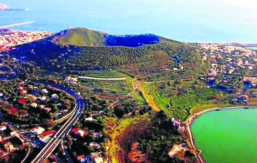 CAMPI FLEGREI. Es una caldera volcánica situada a solo nueve kilómetros de Nápoles. Campi Flegrei -los Campos Flégreos, en castellano- tendría a tiro a una población que se estima entre tres y seis millones de personas. En aquella zona se dan diferentes fenómenos, como los hidrotermales, con fumarolas, solfataras y aguas termales, o el bradisismo, un periódico ascenso o descenso del nivel de la superficie imperceptible en un corto periodo de tiempo. La caldera cuenta con 34 cráteres y elevaciones volcánicas. Su última erupción se produjo en 1538, pero ya se sabe que, en la vulcanología, lo que ha sucedido una vez es muy probable que se repita.