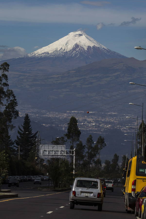 COTOPAXI. Localizado en Ecuador, es capaz de generar erupciones muy explosivas. Está cubierto por un glaciar y siempre se ha hablado del potencial destructivo de los lahares que produciría. Un lahar es un flujo de lodo como el que sepultó la localidad de Armero en 1985, tras la erupción del Nevado del Ruiz (Colombia).