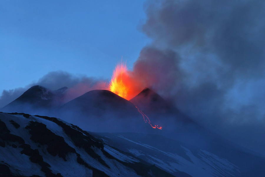 MONTE ETNA. Es un volcán activo en la costa este de Sicilia, entre las provincias de Mesina y Catania. Tiene alrededor de 3.322 metros de altura y cubre un área de 1.190 kilómetros cuadrados. Es uno de los volcanes más activos del mundo, puel está casi en constante erupción.