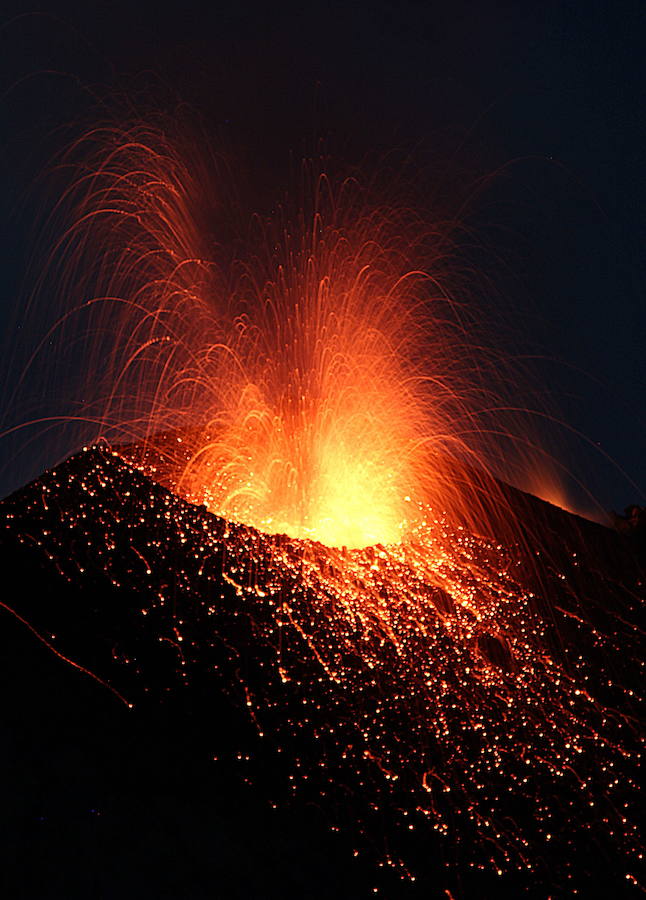 KILAUEA. Es uno de los volcanes más grandes del planeta y uno de los cinco que forman la isla de Hawai, junto con los volcanes Mauna Kea, Mauna Loa, Hualalai y Kohala. Tiene una altura de 1.277 metros y es uno de los pocos volcanes del mundo que albergan un lago de lava permanente en su interior.