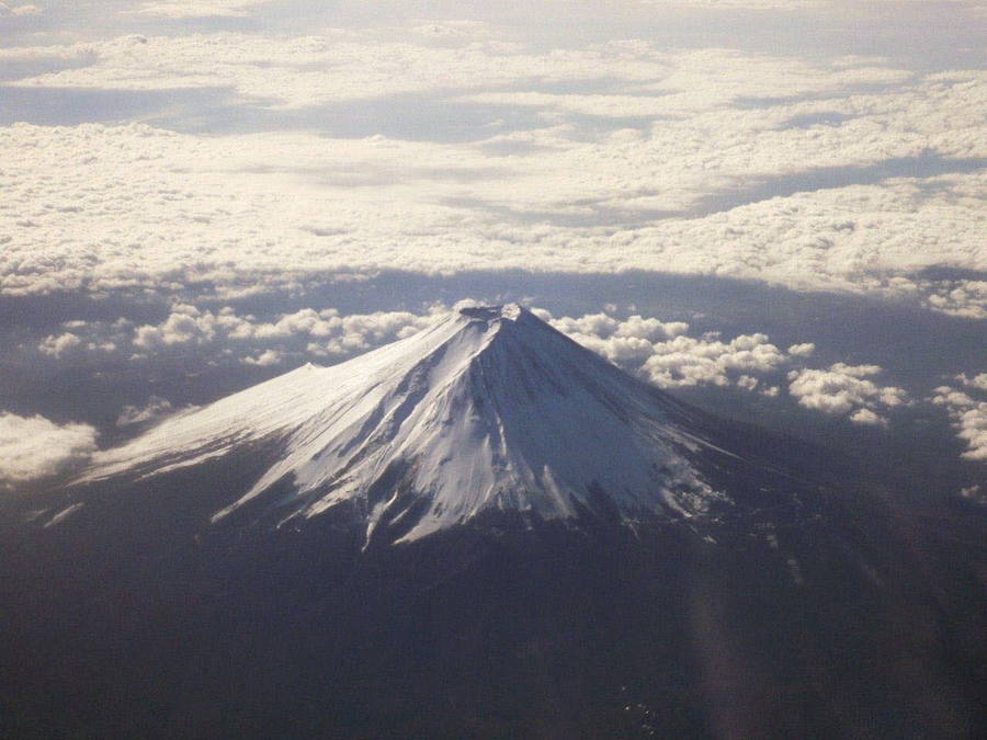 MONTE FUJI. Con 3.776 metros de altitud, es el pico más alto de la isla de Honshu y de todo Japón. Considerado sagrado desde la antigüedad, se dice que el humo que expulsa el cráter proviene del elixir de la vida eterna al que el emperador de Japón renunció tras la partida de su amada princesa Kaguya, cuando ésta se fue a vivir a la Luna. 