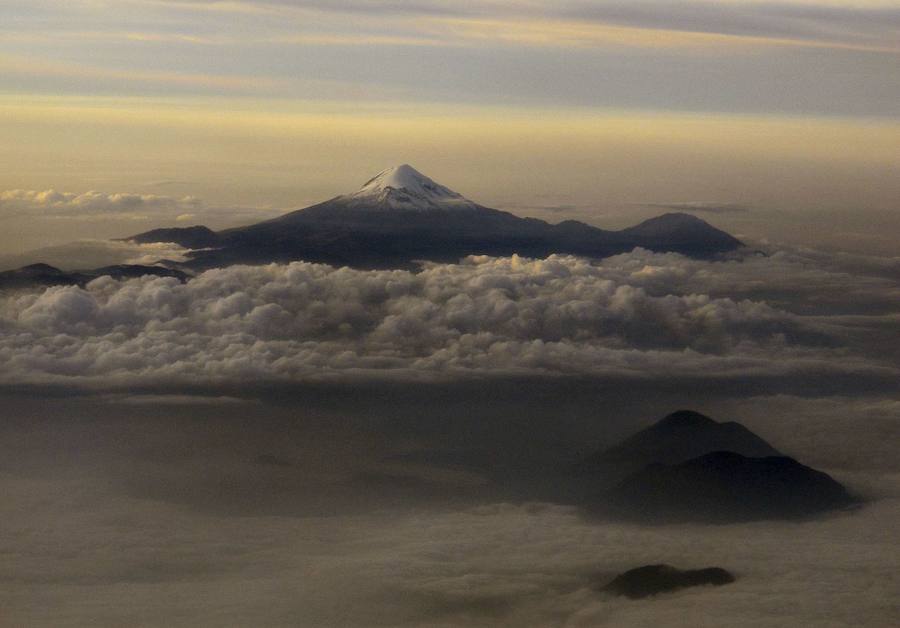 PICO ORIZABA (CITLALTÉPETL). Se encuentra en los límites territoriales de los estados mexicanos de Puebla y Veracruz y es el volcán y la montaña más alta de México con una altitud de 5636 metros sobre el nivel del mar, según el Servicio Geológico Mexicano. El volcán aún está activo aunque su última erupción fue en 1846. Su cráter ovalado mide 500 metros de ancho por 300 de profundidad. La Academia Mexicana de las Ciencias advertía en 2016 sobre el riesgo de una eventual erupción del Citlaltépetl, que pondría en riesgo a 750 mil personas que habitan en en un radio de 40 kilómetros.