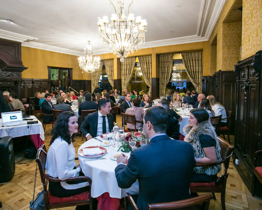 Pequeño Deseo, Asindown y Aspanion, organizaron una cena en el Casino para recaudar fondos para las asociaciones, unidas por Mediolanum Aproxima. Durante el acto, al que acudió un centenar de personas, se proyectó 'El deseo de Sakira'. La historia de una niña de 8 años con síndrome de Down y leucemia que logra cumplir su sueño de ser cantaora y bailaora de flamenco profesional en un tablao. 