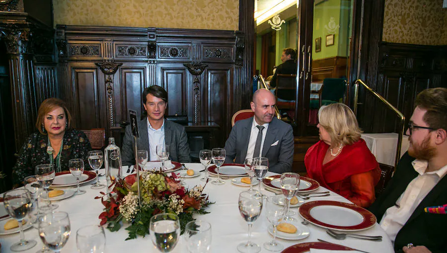 Pequeño Deseo, Asindown y Aspanion, organizaron una cena en el Casino para recaudar fondos para las asociaciones, unidas por Mediolanum Aproxima. Durante el acto, al que acudió un centenar de personas, se proyectó 'El deseo de Sakira'. La historia de una niña de 8 años con síndrome de Down y leucemia que logra cumplir su sueño de ser cantaora y bailaora de flamenco profesional en un tablao. 