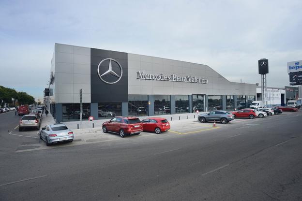 EL logotipo de la marca preside las nuevas instalaciones de Mercedes en la vía de servicio de la A-3.