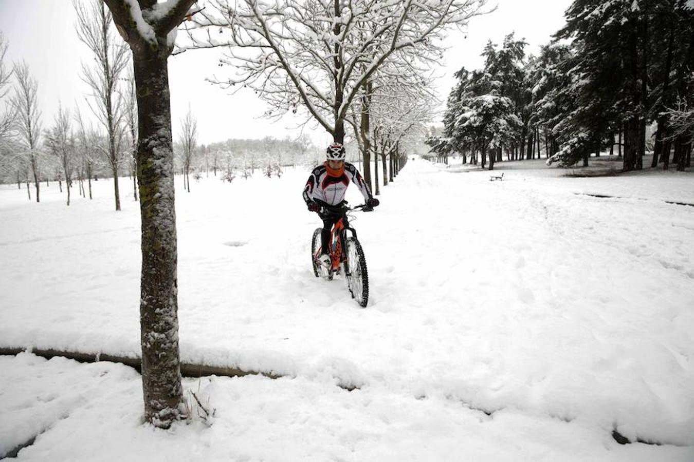 Localidades como Vitoria, Lugo o Huesca han sufrido de forma especial el temporal de nieve