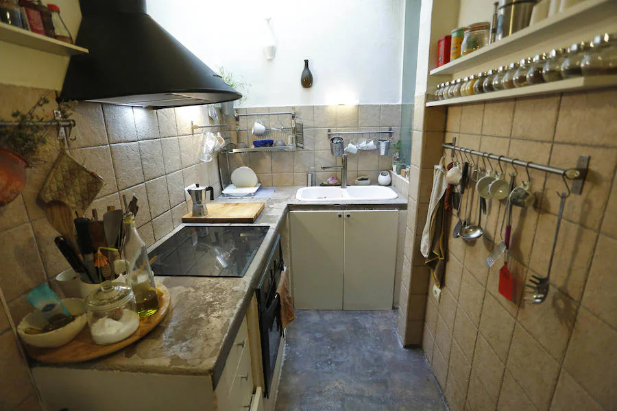 La suya no debía ser una casa de pueblo cualquiera. Necesitaba espacio para el horno o el taller con el torno. De manera casi inconsciente lo halló todo en Llíria, uno de los referentes de su niñez