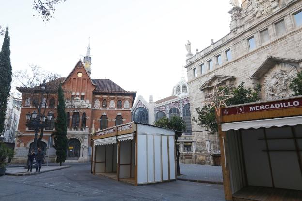 Las casetas de les covetes, ayer, trasladadas a la calzada. 