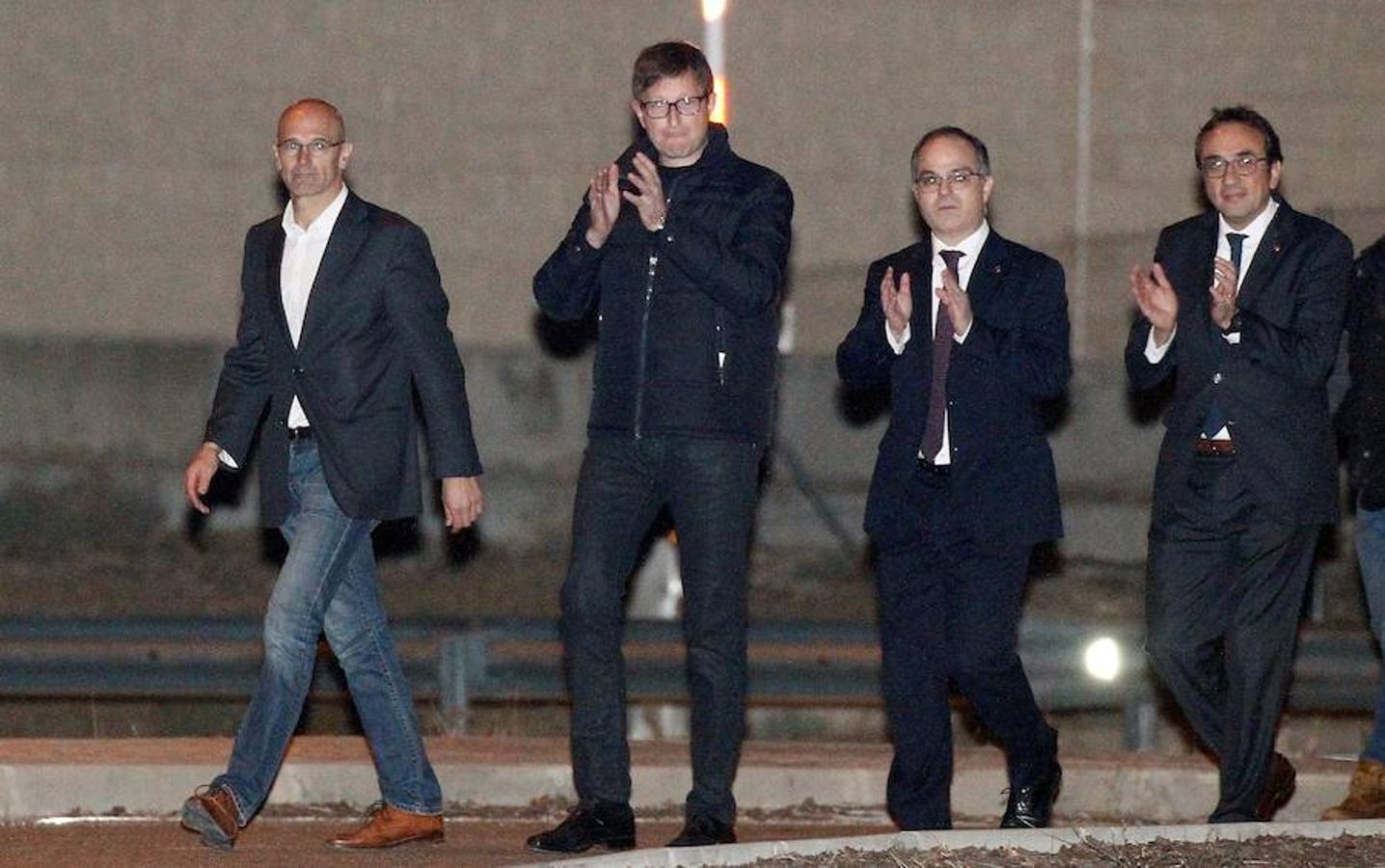 Los exconsejeros catalanes empiezan a salir de prisión tras depositar la fianza.